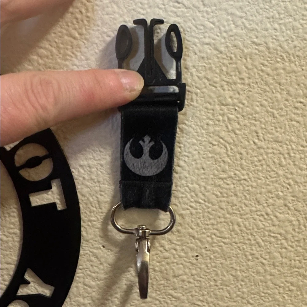 Vintage Star Wars Yoda lanyard. Great used condition. Squeeze clip separator.